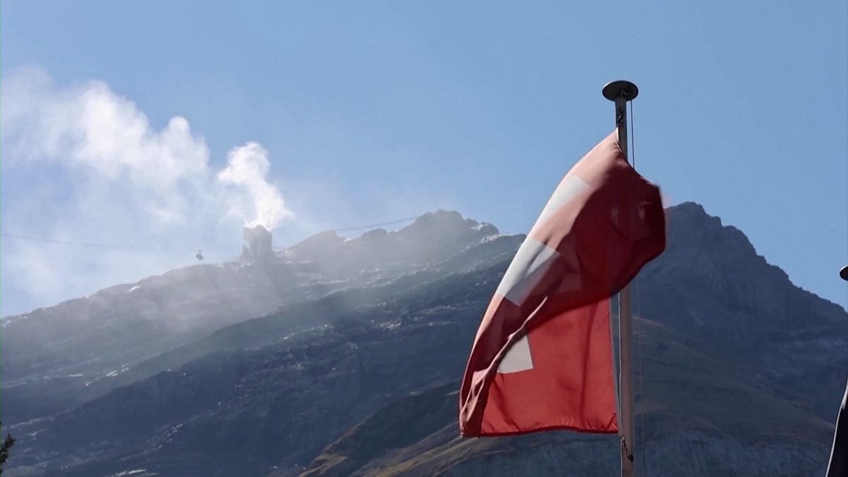 Alpskou restauraci zachvátil požár, hasily ji helikoptéry